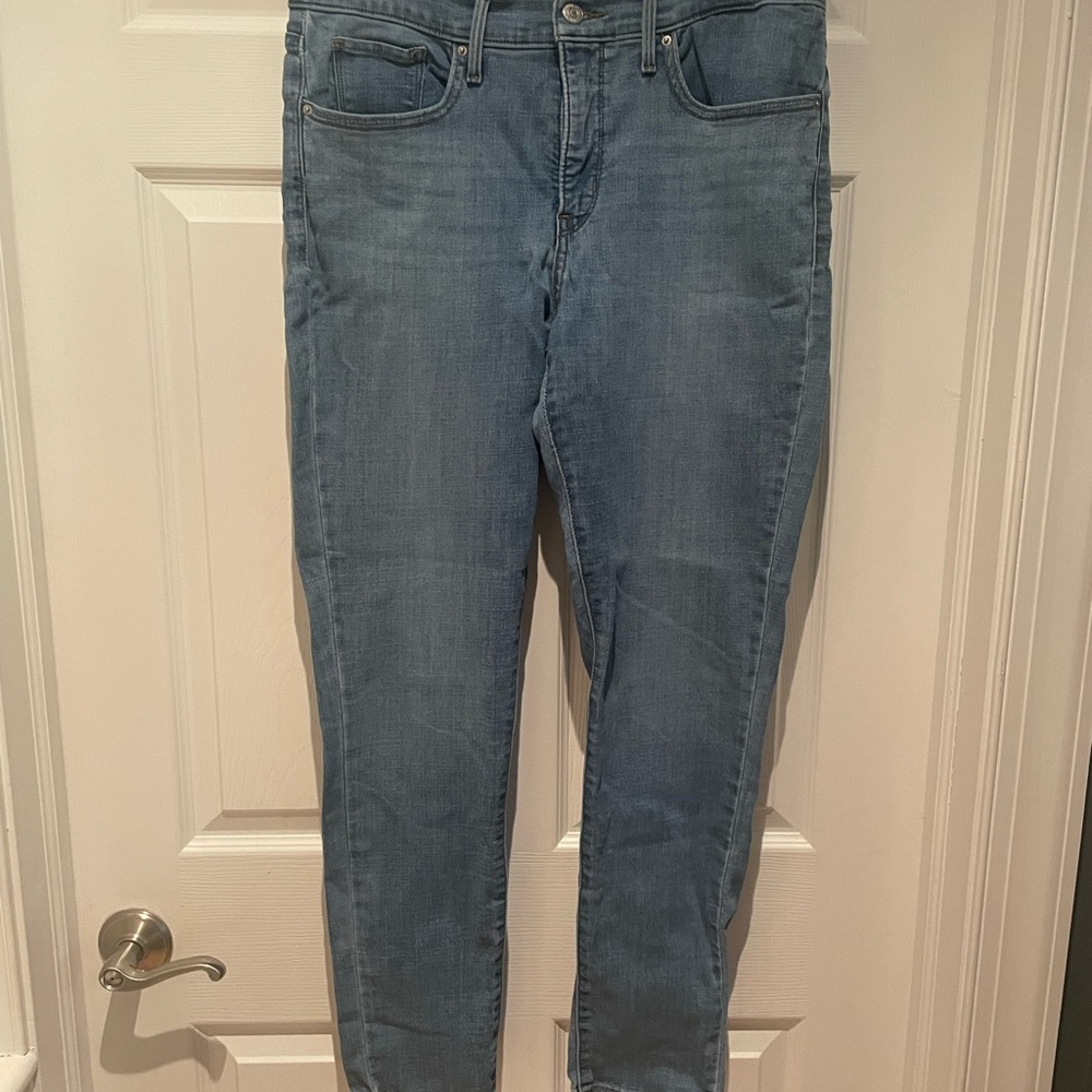 Light blue Levi women’s 311 shaping skinny jeans size 31 great condition